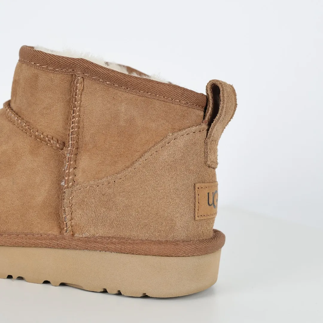 Pick up locally 💰520 Core recommendation Good price It is a very suitable choice for keeping warm in winter and at home. In the new year, uug launched a series of styles, which are partial to the preferences of young consumers and have also moved to the forefront of fashion trends. Shoe body material Water-repellent coated suede upper 17mm UGGPURE™ implantable wool insole Lightweight non-slip comfortable rubber outsole With brand LOGO trademark Comes with a full set of packaging Size: 35 36 37 38 39 40 41 42 43 44